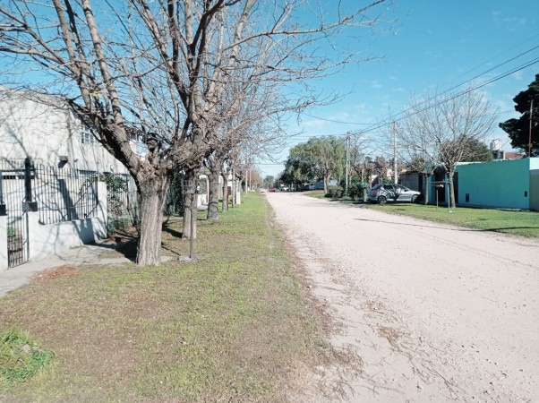 CASA 3 AMBIENTES B° MALVINAS ARGENTINAS - PATIO Y ENTRADA DE AUTO DOBLE