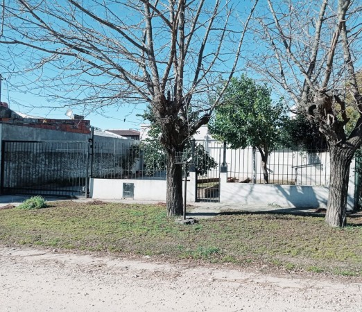 CASA 3 AMBIENTES B° MALVINAS ARGENTINAS - PATIO Y ENTRADA DE AUTO DOBLE