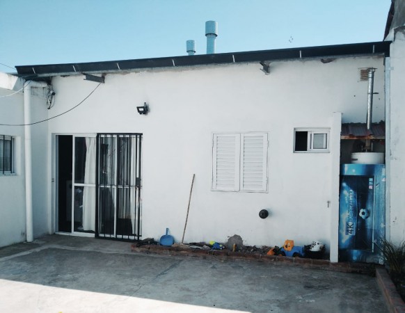 CASA 3 AMBIENTES B° MALVINAS ARGENTINAS - PATIO Y ENTRADA DE AUTO DOBLE