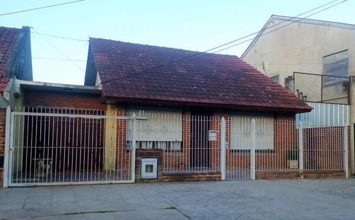 CASA 3 AMB + DEPTO 2 AMB + HABITACION CON BANO EN MISMO LOTE - VENTA EN BLOOCK