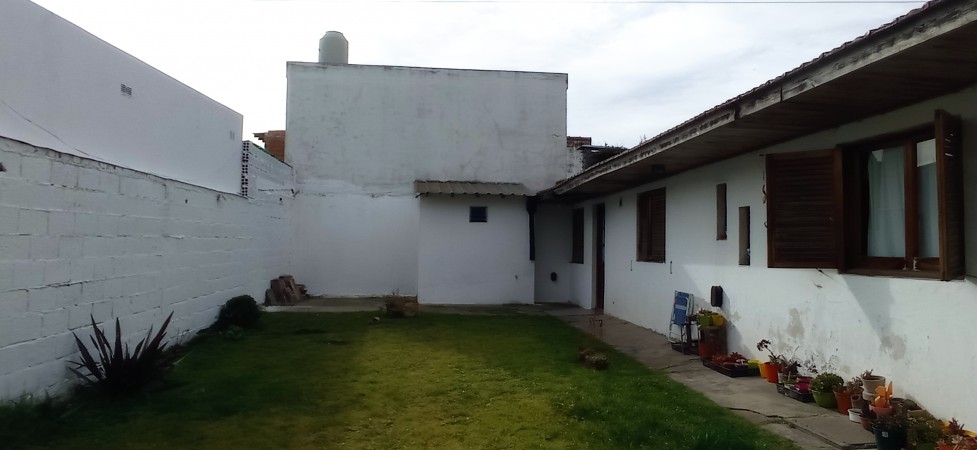 CASA 3 AMB + DEPTO 2 AMB + HABITACION CON BANO EN MISMO LOTE - VENTA EN BLOOCK