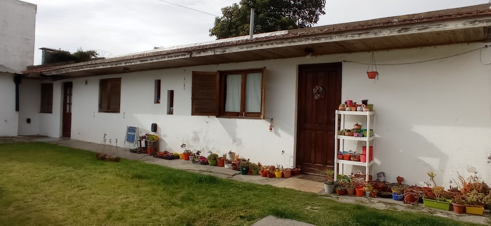 CASA 3 AMB + DEPTO 2 AMB + HABITACION CON BANO EN MISMO LOTE - VENTA EN BLOOCK