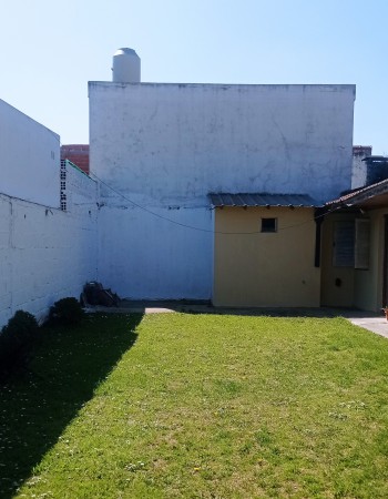 CASA 3 AMB + DEPTO 2 AMB + HABITACION CON BANO EN MISMO LOTE - VENTA EN BLOOCK