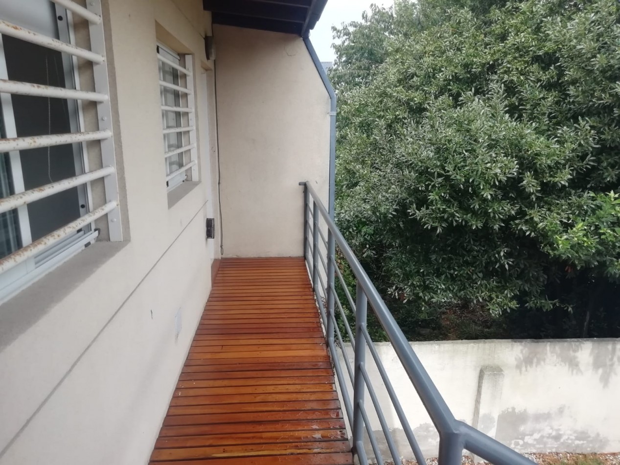 Venta monoambiente con balcon y cochera en Villa Primera 