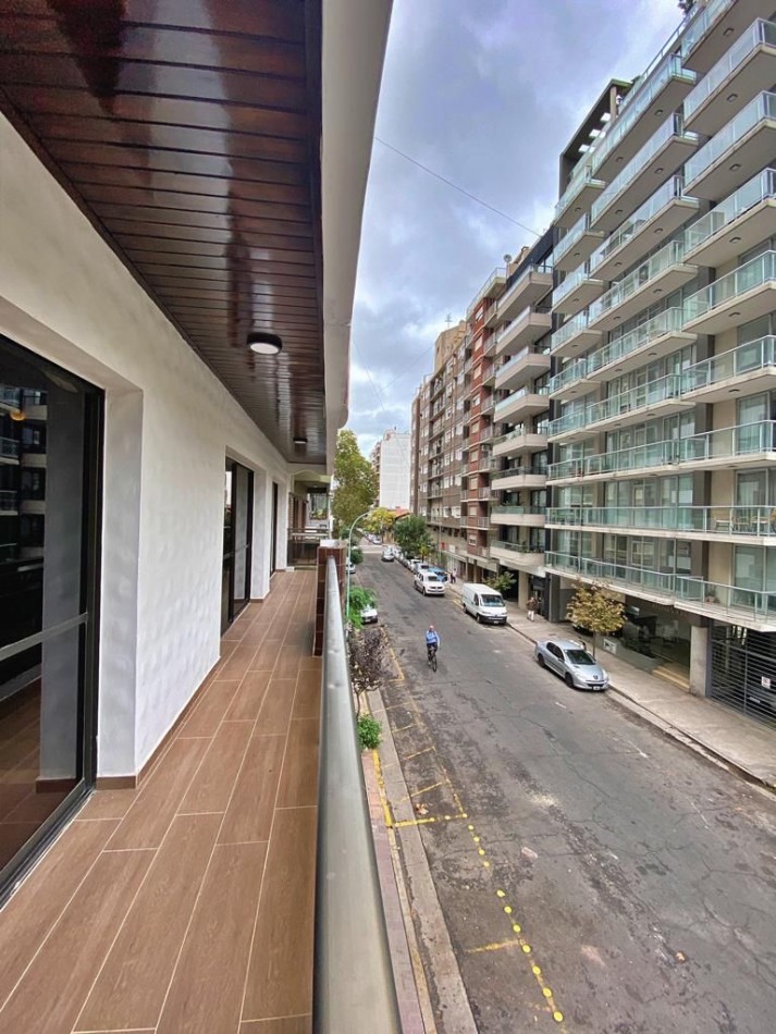  Departamento, Piso 4 ambientes a la calle con doble balcon integramente reciclado (Edificio Piper)