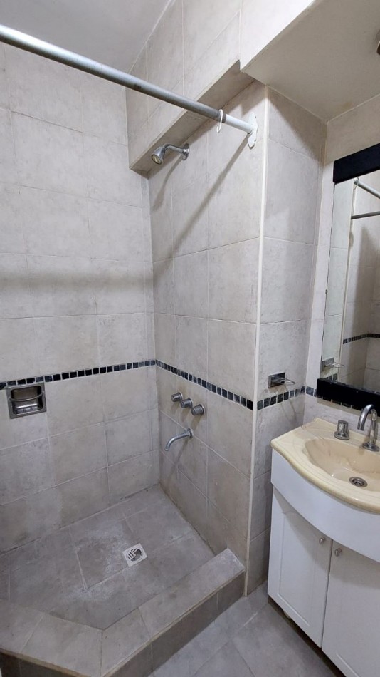 Monoambiente con balcon a la calle zona Aldrey