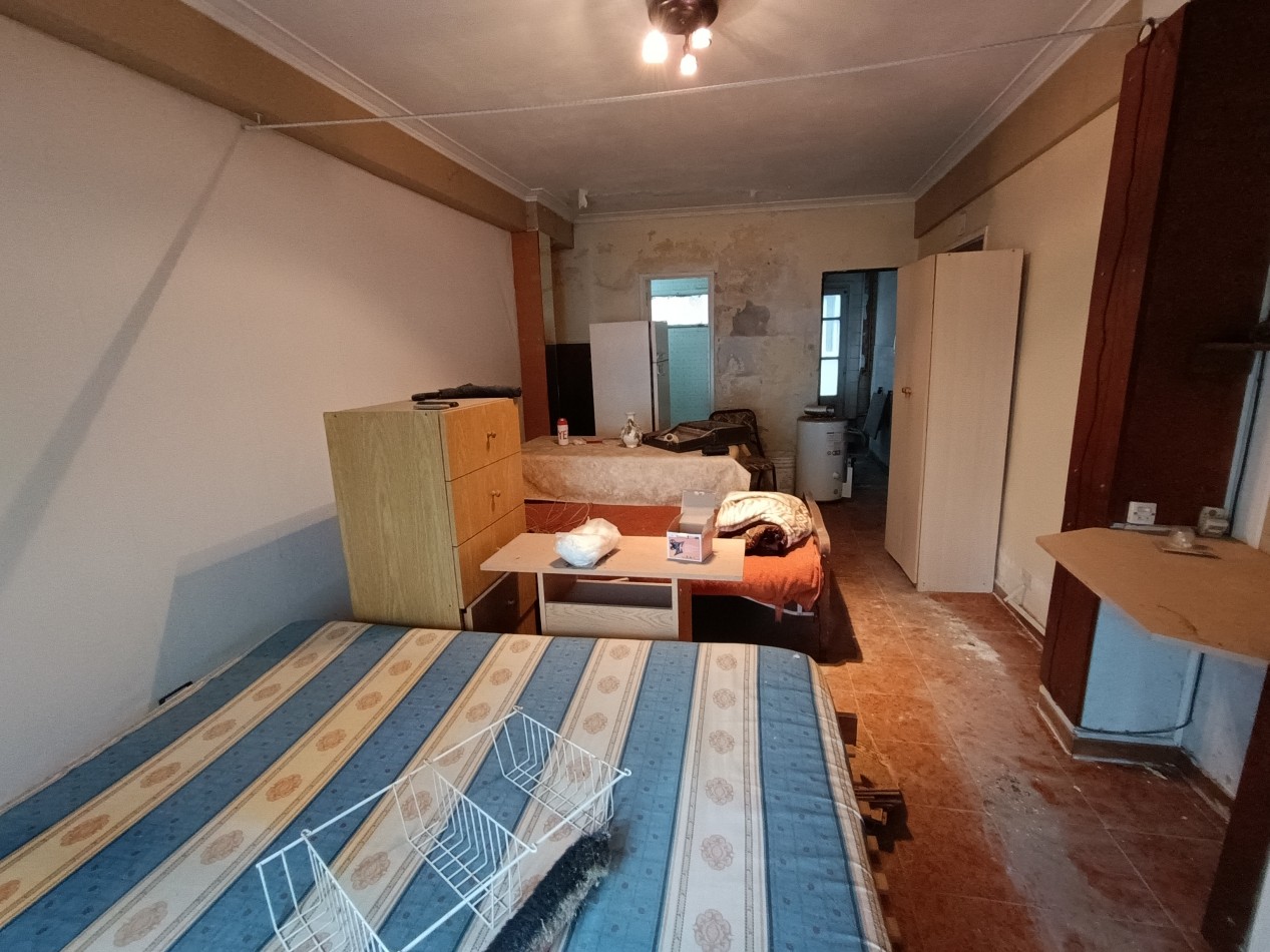 Monoambiente con balcon y patio a refaccionar zona Chauvin