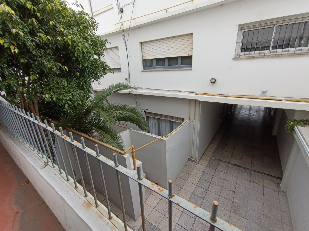 Monoambiente con balcon y patio a refaccionar zona Chauvin