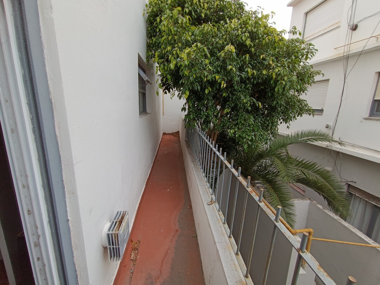 Monoambiente con balcon y patio a refaccionar zona Chauvin