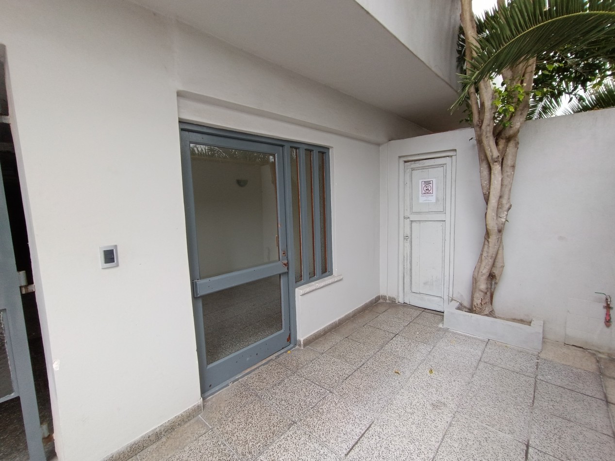 Monoambiente con balcon y patio a refaccionar zona Chauvin