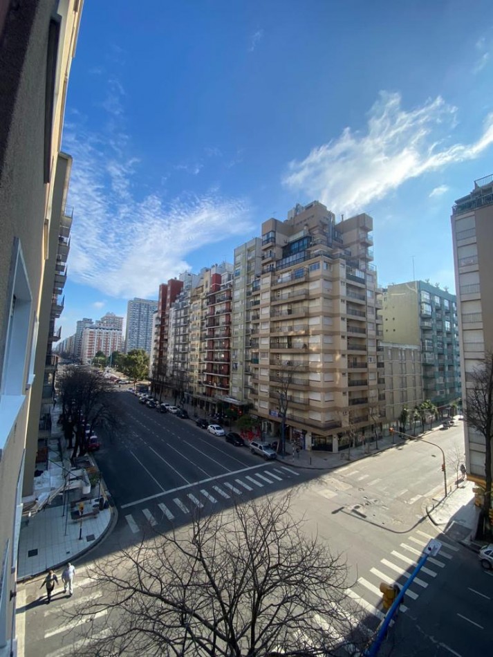 Departamento 3 ambientes con balcon frances  sobre avenida Colon