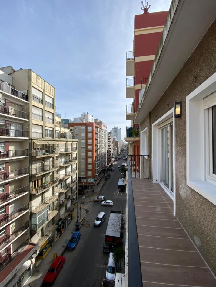 Departamento 3 ambientes con balcon a la calle reciclado