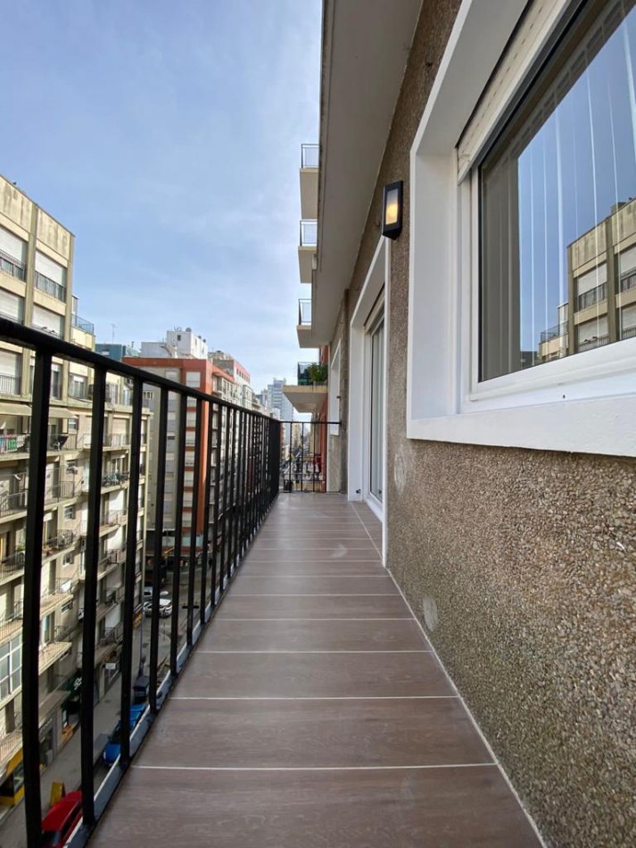 Departamento 3 ambientes con balcon a la calle reciclado