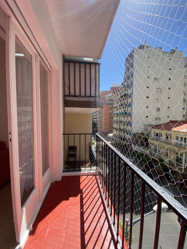 Venta departamento 2 ambientes con dependencia y balcon a la calle