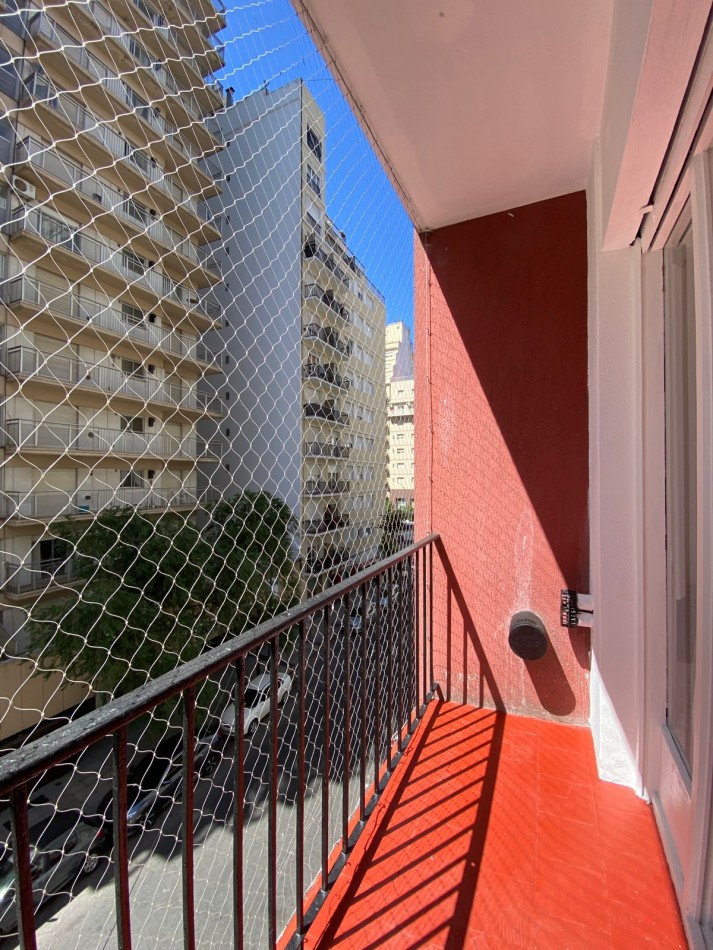 Venta departamento 2 ambientes con dependencia y balcon a la calle