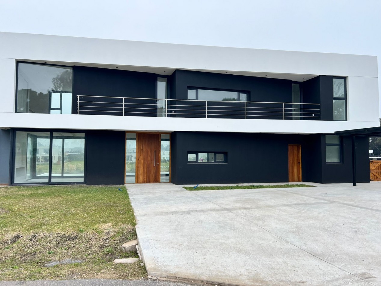 CASA A ESTRENAR 5 AMB. FRENTE A LA LAGUNA-  BARRIO PRIVADO RUMENCO JOVEN