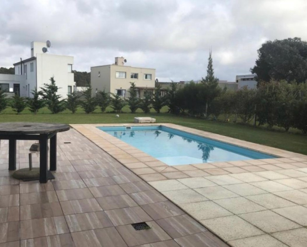 CASA EN BARRIO PRIVADO ARENAS DEL SUR- 4 AMB. Y PISCINA - CERCA DE LA ENTRADA Y DEL CLUB HOUSE.