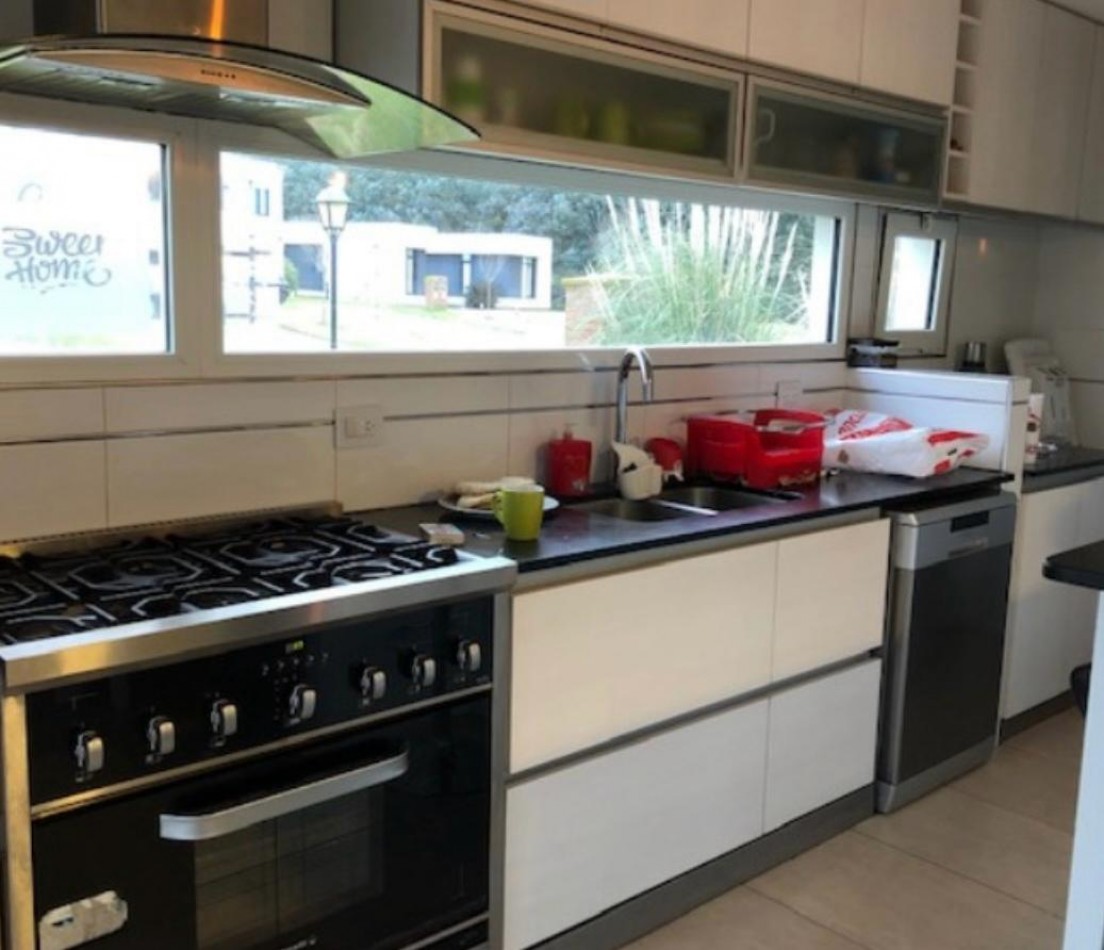 CASA EN BARRIO PRIVADO ARENAS DEL SUR- 4 AMB. Y PISCINA - CERCA DE LA ENTRADA Y DEL CLUB HOUSE.