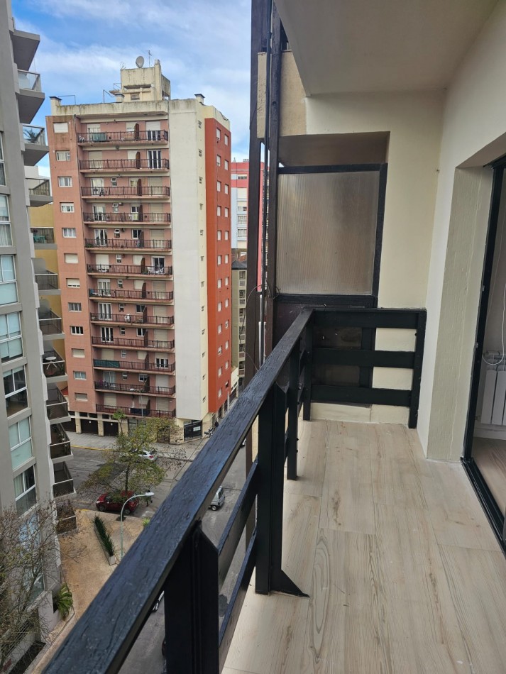 Venta Departamento 3 ambientes con balcon a la calle, la Perla