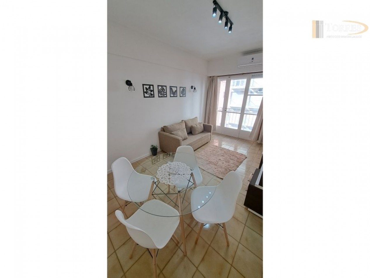 Venta Departamento 2 ambientes parcialmente reciclado a la calle con balcon zona Aldrey