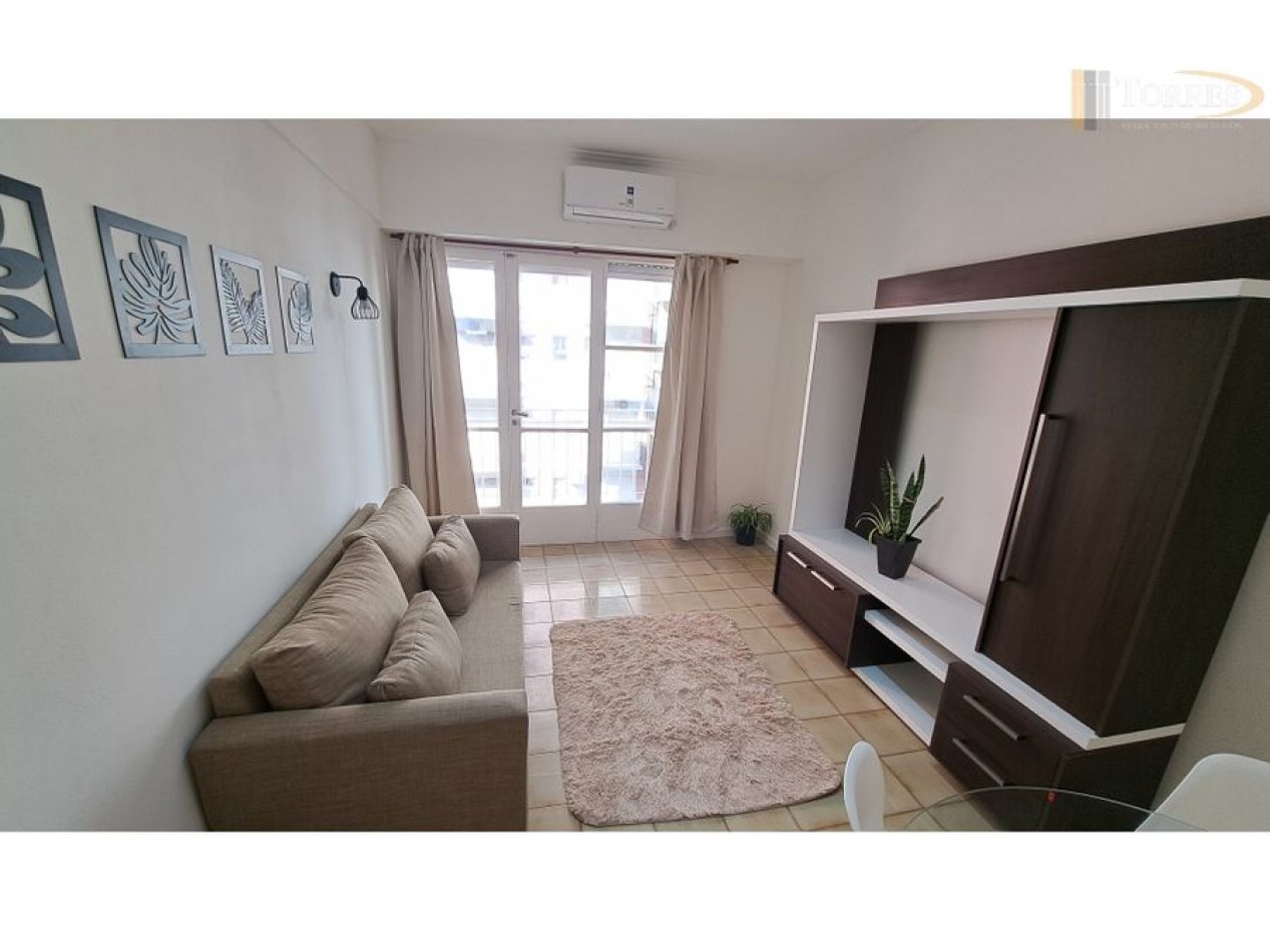 Venta Departamento 2 ambientes parcialmente reciclado a la calle con balcon zona Aldrey