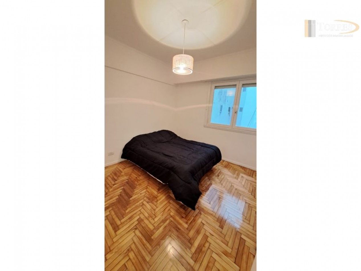 Venta Departamento 2 ambientes parcialmente reciclado a la calle con balcon zona Aldrey