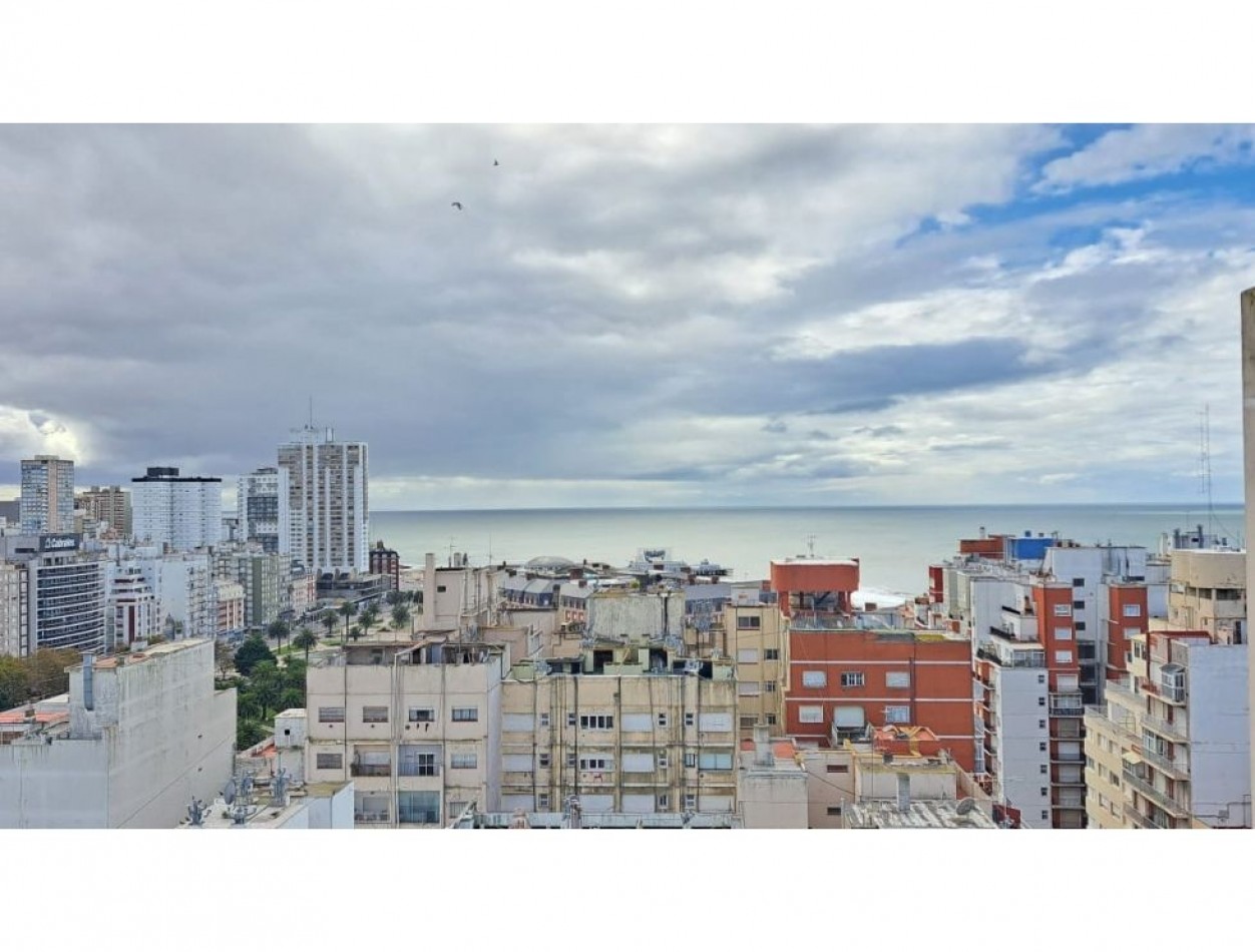 Venta Departamento 2 ambientes con balcon corrido, vista al mar y cochera fija Plaza Colon