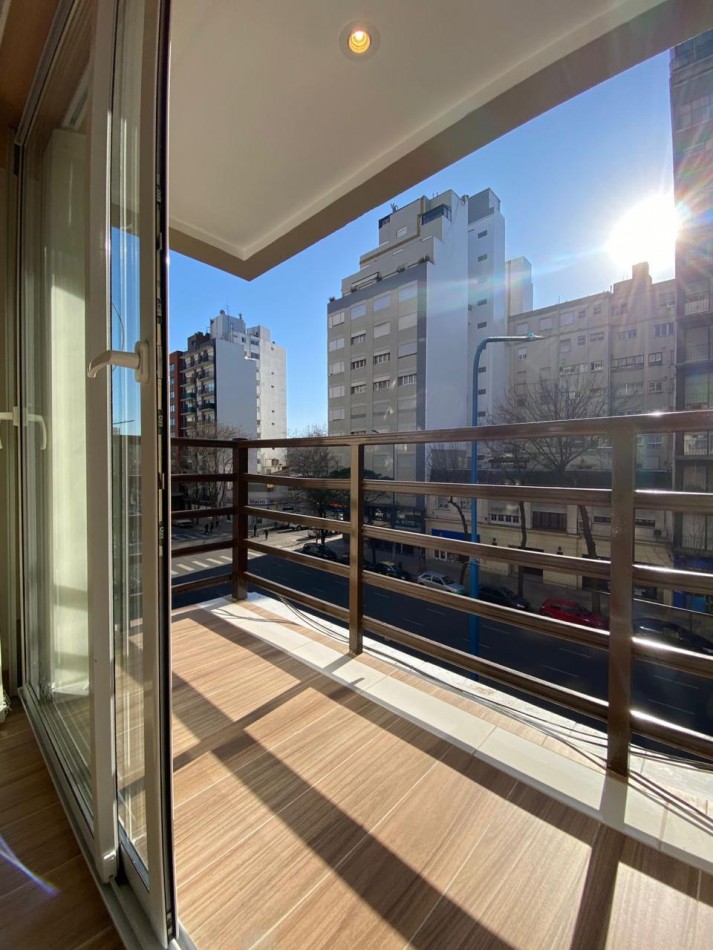 Venta Departamento 3 ambientes con balcon a la calle y cochera