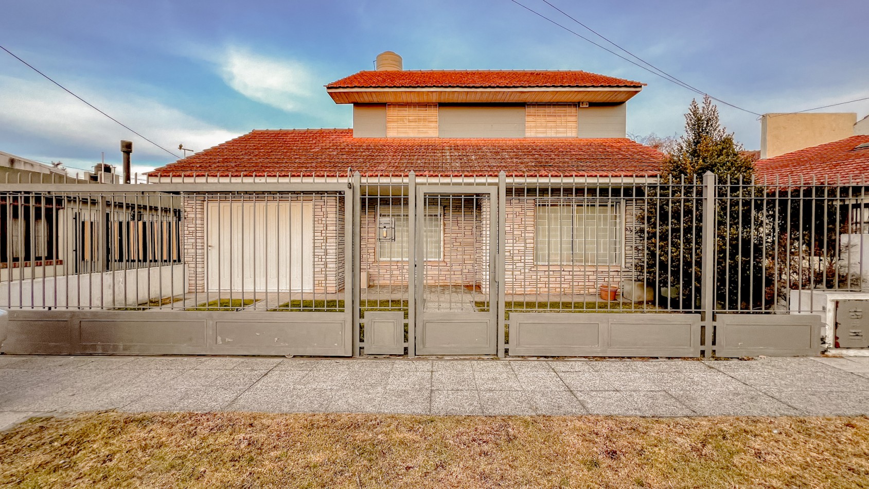 CASA 5 AMBIENTES BARRIO CAISAMAR