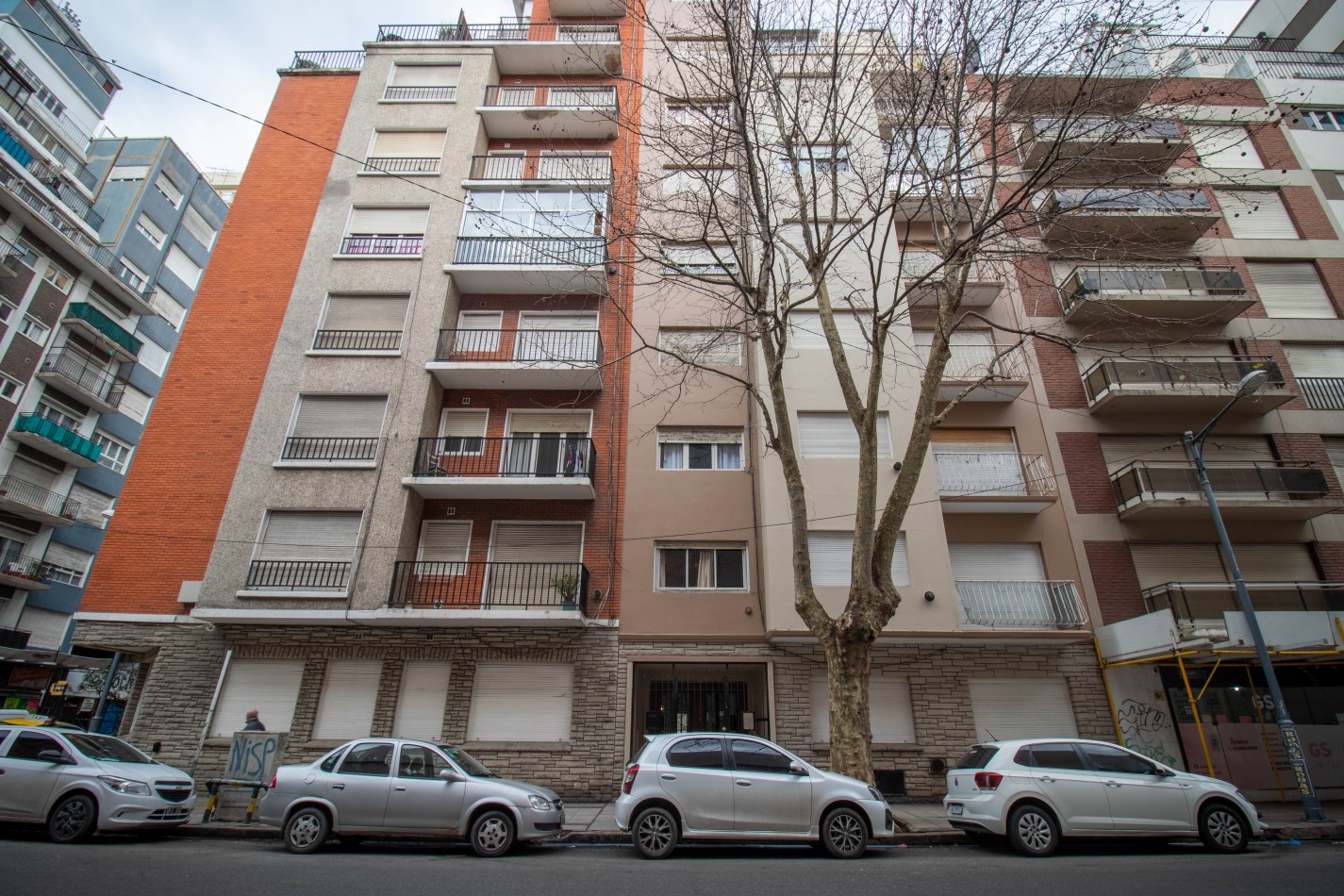 Venta departamento de dos ambientes al frente. Centro.