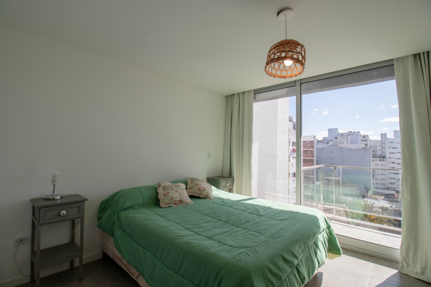 Venta departamento de tres ambientes. Plaza Mitre