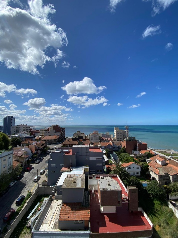 Venta Departamento 3 ambientes con dependencia, balcon y vista al mar, reciclado y amoblado