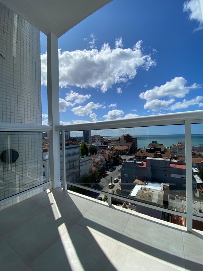 Venta Departamento 3 ambientes con dependencia, balcon y vista al mar, reciclado y amoblado