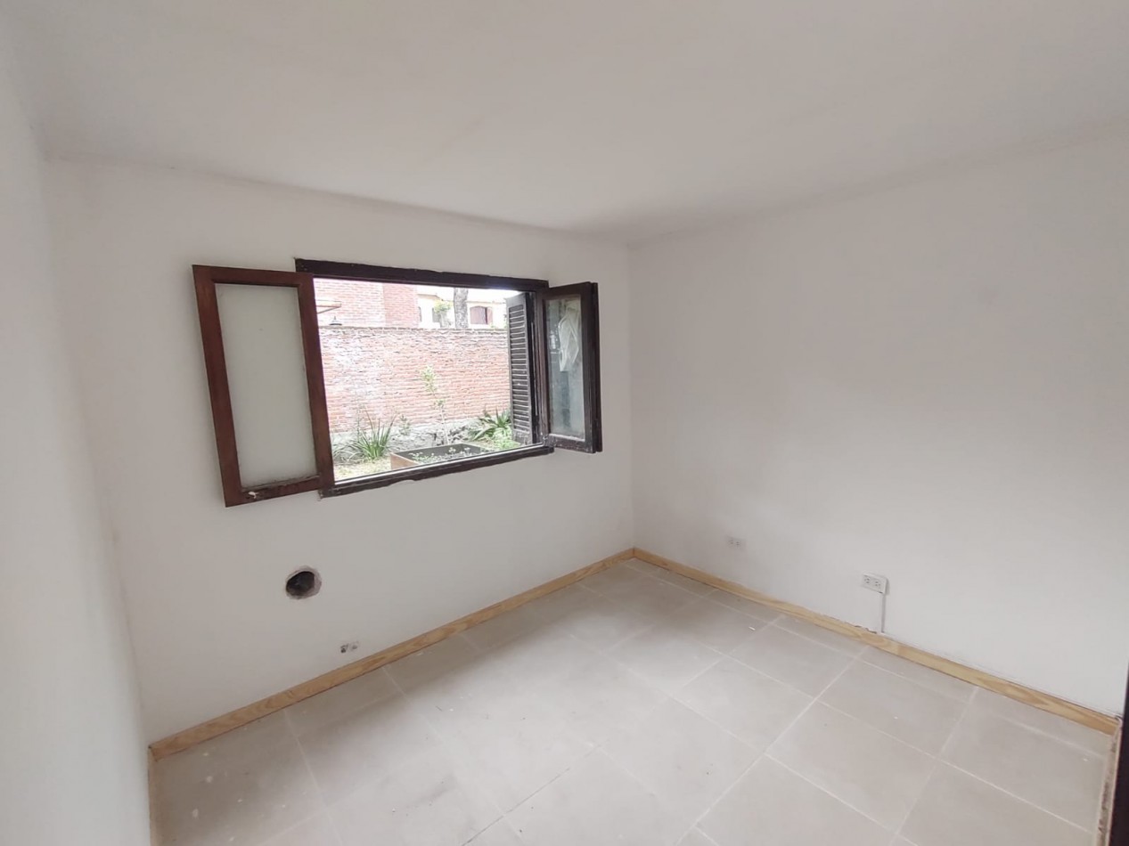 Venta Casa tipo PH 4 ambientes planta baja barrio Caisamar con entrada para auto sin expensas