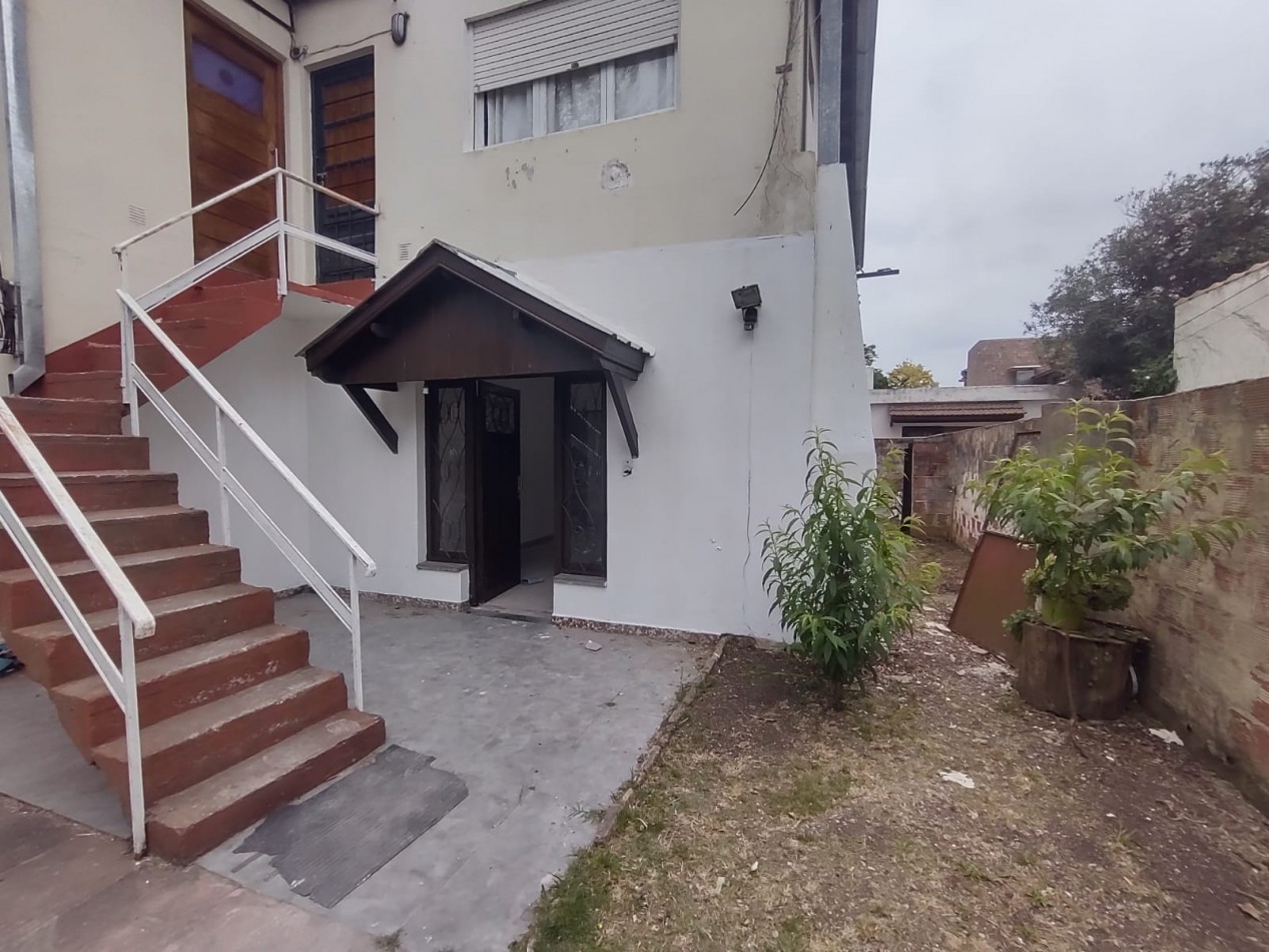 Venta Casa tipo PH 4 ambientes planta baja barrio Caisamar con entrada para auto sin expensas