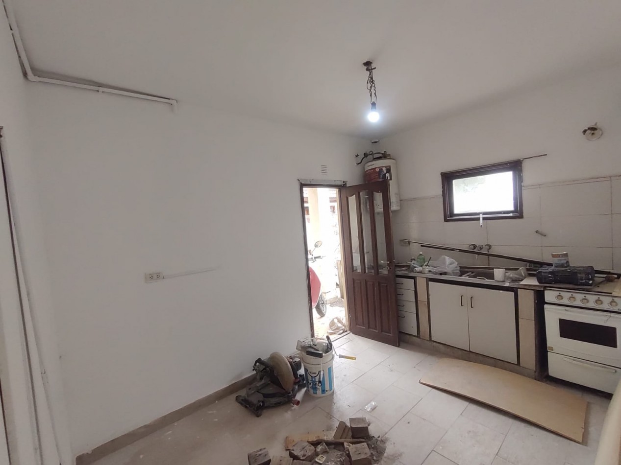 Venta Casa tipo PH 4 ambientes planta baja barrio Caisamar con entrada para auto sin expensas