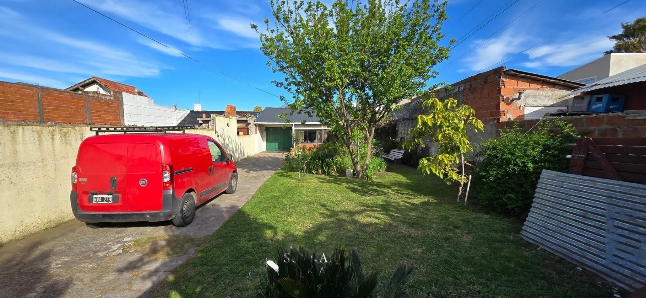 Venta casa lote propio 4 ambientes con gran parque y cochera cubierta