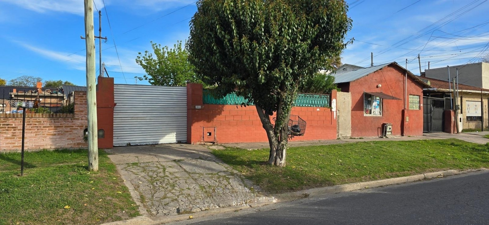 Venta casa lote propio 4 ambientes con gran parque y cochera cubierta