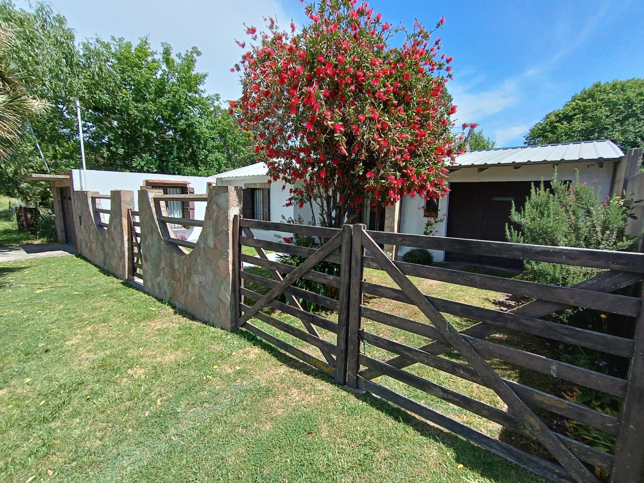 Venta casa de tres ambientes con parque y garage. Chapadmalal.