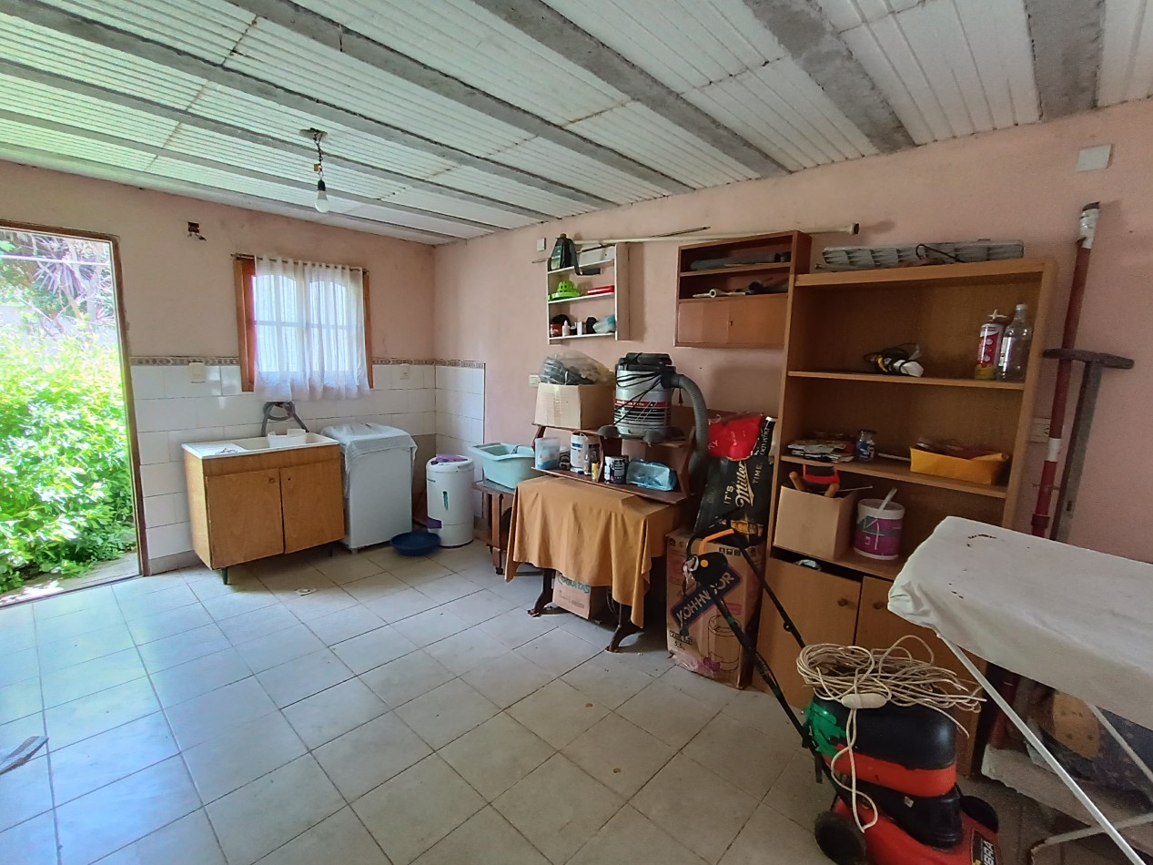 Venta casa de tres ambientes con parque y garage. Chapadmalal.