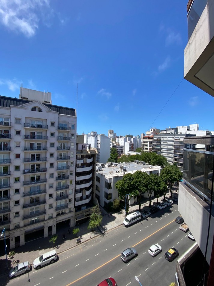 Venta Departamento 3 ambientes con balcon, reciclado y amoblado