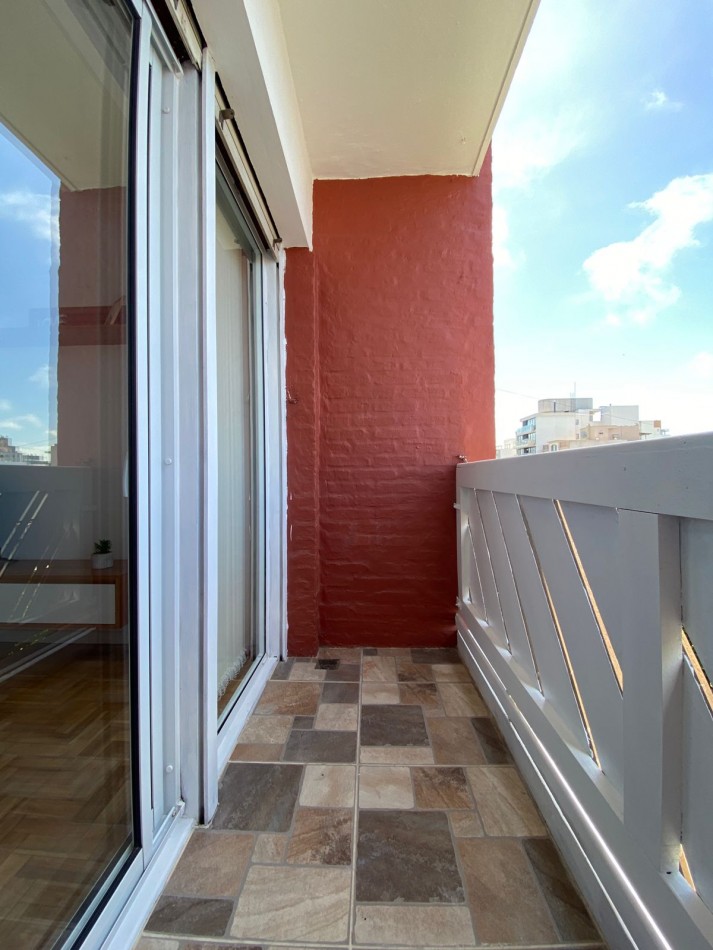 Venta Departamento 3 ambientes con balcon, reciclado y amoblado