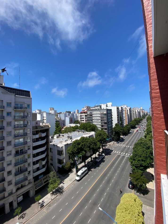 Venta Departamento 3 ambientes con balcon, reciclado y amoblado