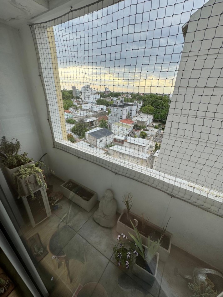 PISO DE 3 AMBIENTES CON BALCON , COCHERA CUBIERTA-MACROCENTRO