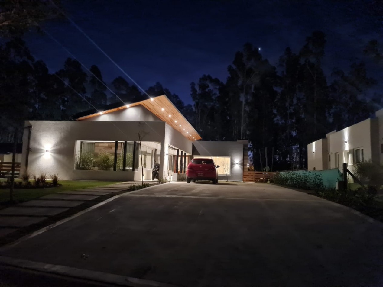 CASA EN ARENAS DEL SUR CON PISCINA CLIMATIZADA Y TROTADORA PARA 6 VEHICULOS 