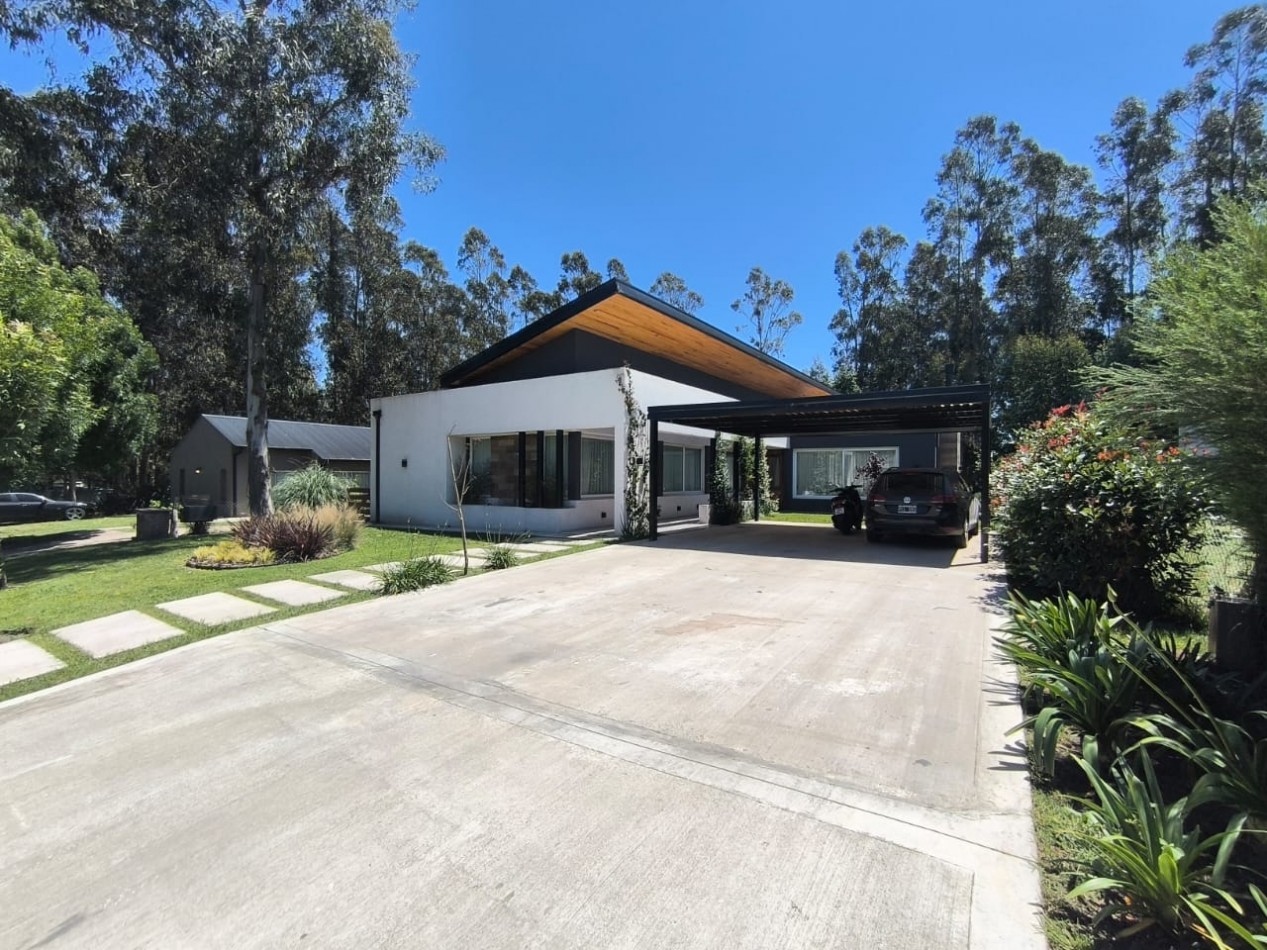 CASA EN ARENAS DEL SUR CON PISCINA CLIMATIZADA Y TROTADORA PARA 6 VEHICULOS 