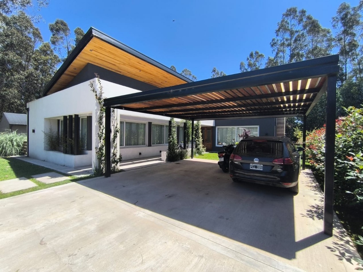 CASA EN ARENAS DEL SUR CON PISCINA CLIMATIZADA Y TROTADORA PARA 6 VEHICULOS 