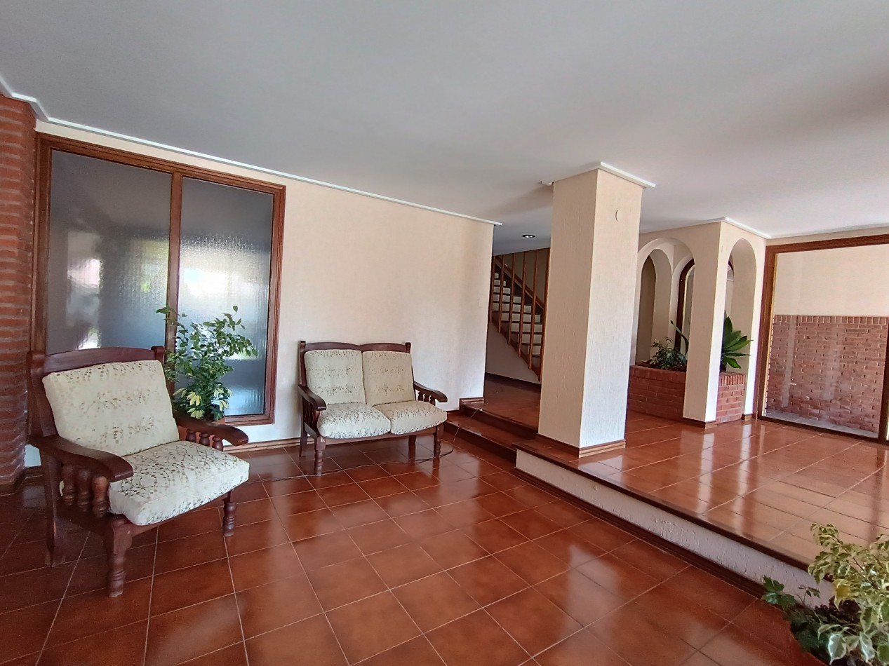 VENTA DEPARTAMENTO 2 AMBIENTES A LA CALLE CON BALCON Y VISTA LATERAL AL MAR MIRAMAR