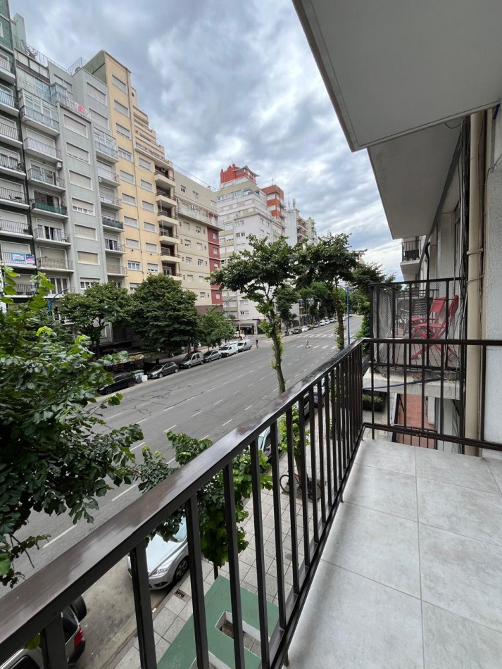 Venta Departamento 3 ambientes a la calle con balcon, reciclado y amoblado