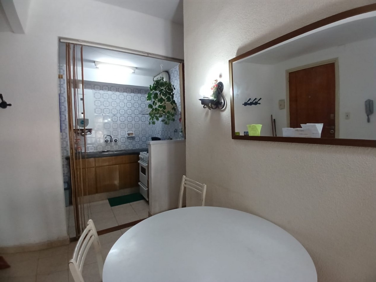 Venta departamento, con balcon a la calle, Varese